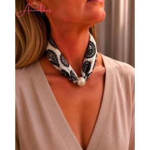 Dames Halssjaal zwart wit paisley print 541 korte sjaal met parel Dames Halssjaal zwart wit paisley print 541 korte sjaal met parel